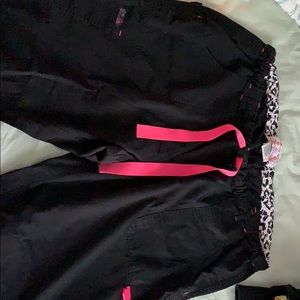 Scrub pants with pockets and tapered leg